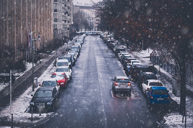 auta parkující na silnici